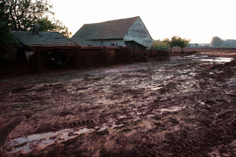 Illustration for article titled Revisiting the Small Village That Was Completely Devastated By Toxic Red Sludge